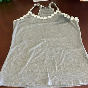 YOINS racer back shirt with little white daisy’s on the straps size medium
